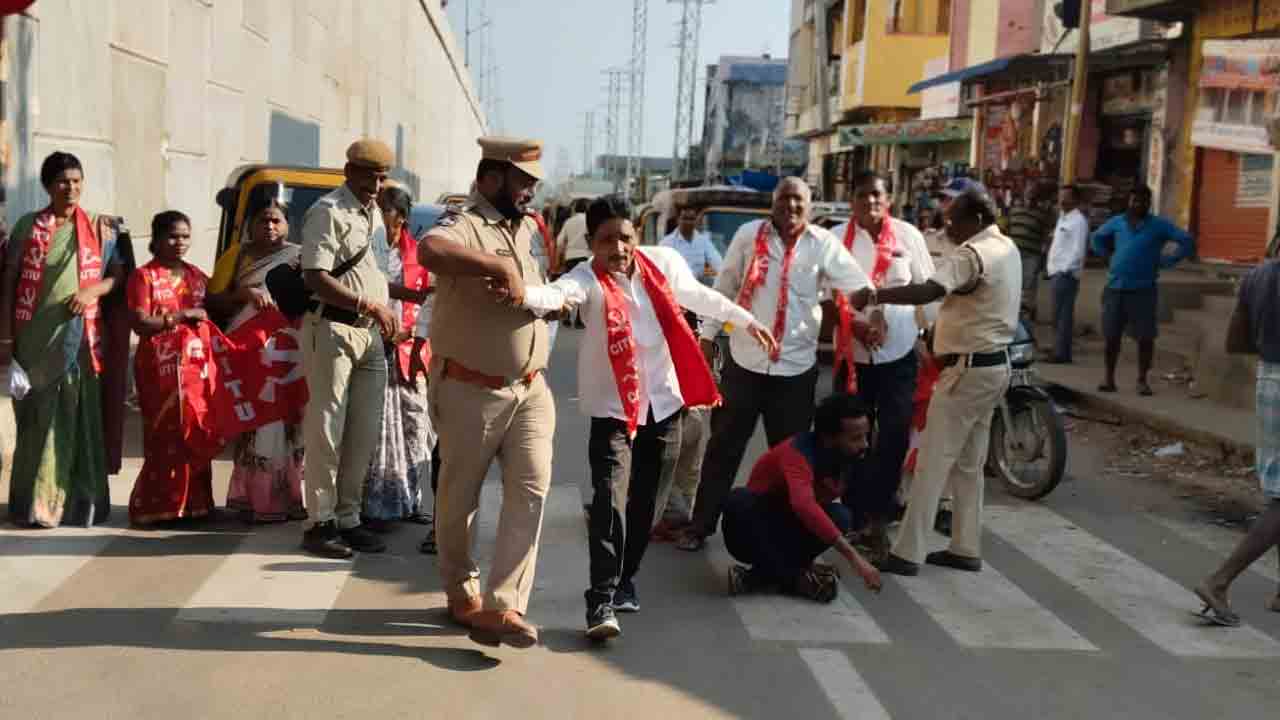 Labor Codes | లేబర్‌ కోడ్స్‌కు వ్యతిరేకంగా సీఐటీయూ ఆధ్వర్యంలో రాస్తారోకో