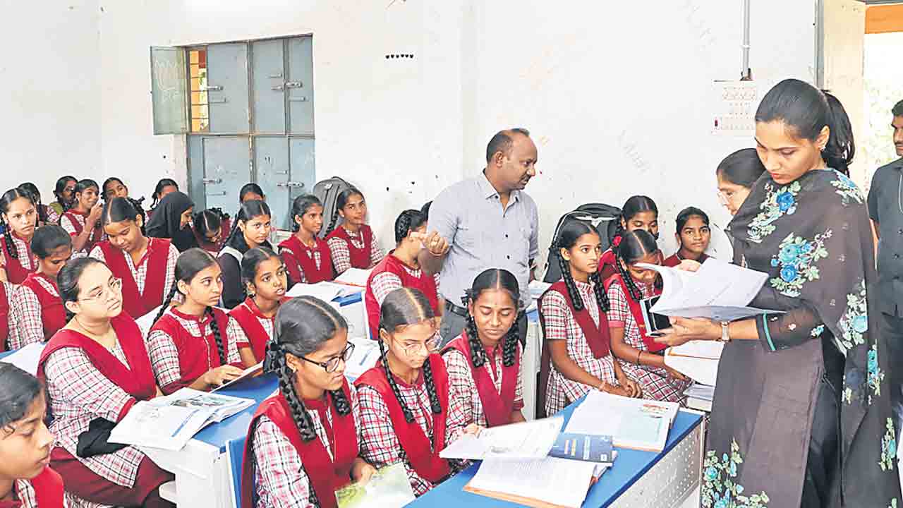 విధుల్లో నిర్లక్ష్యంపై కలెక్టర్‌ ఆగ్రహం