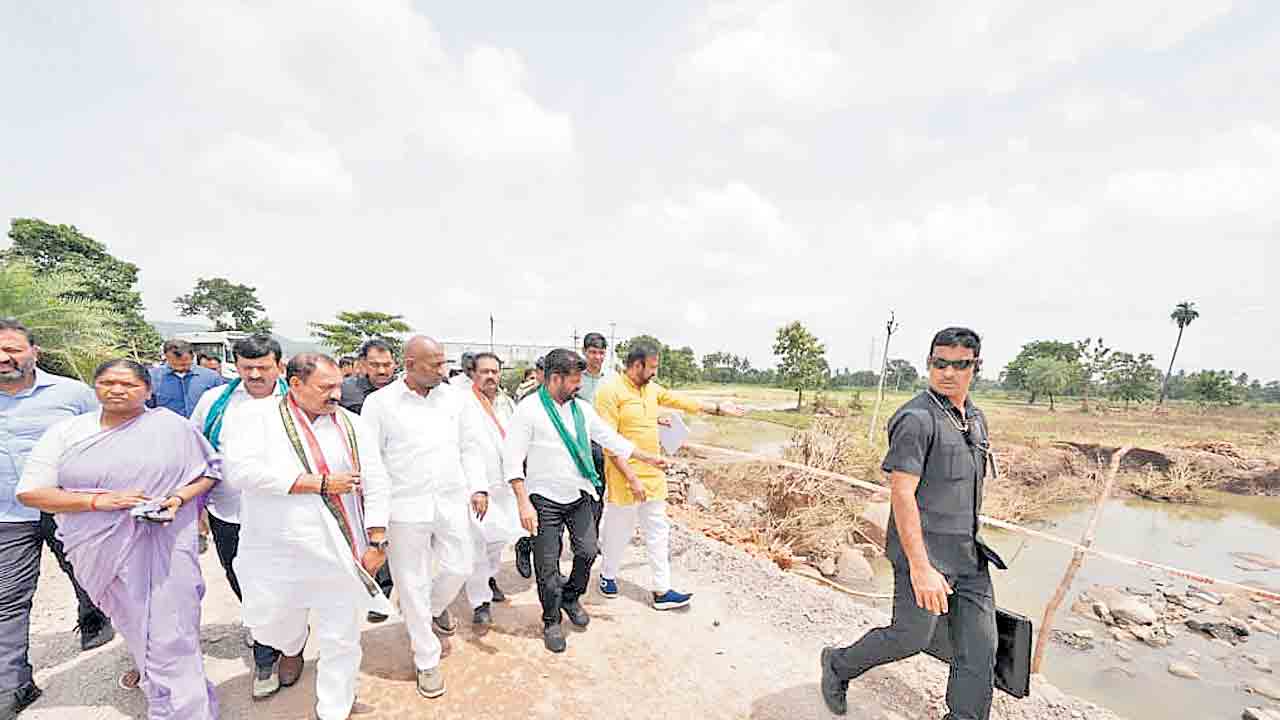 వరదలో కొట్టుకుపోయిన రేవంత్‌ హామీలు.. 2నెలలైనా.. పైసా ఇవ్వలేదు