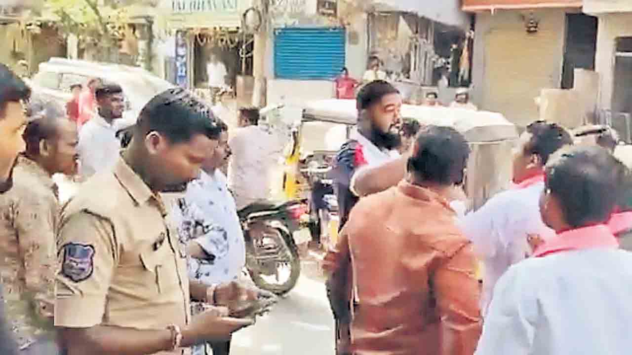 కాంగ్రెస్‌ నాయకుల గూండాగిరి