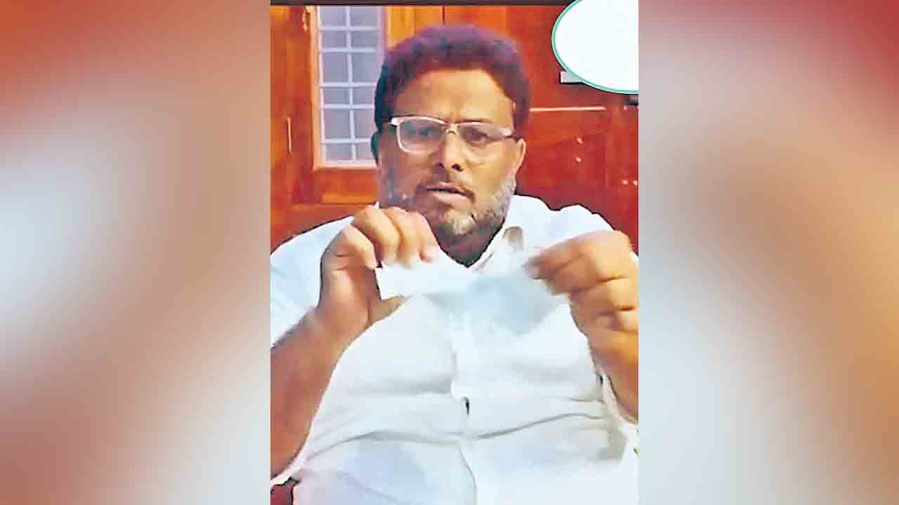 సీఎంఆర్‌ఎఫ్‌ చెక్కు చించేసిన కాంగ్రెస్‌ నేత