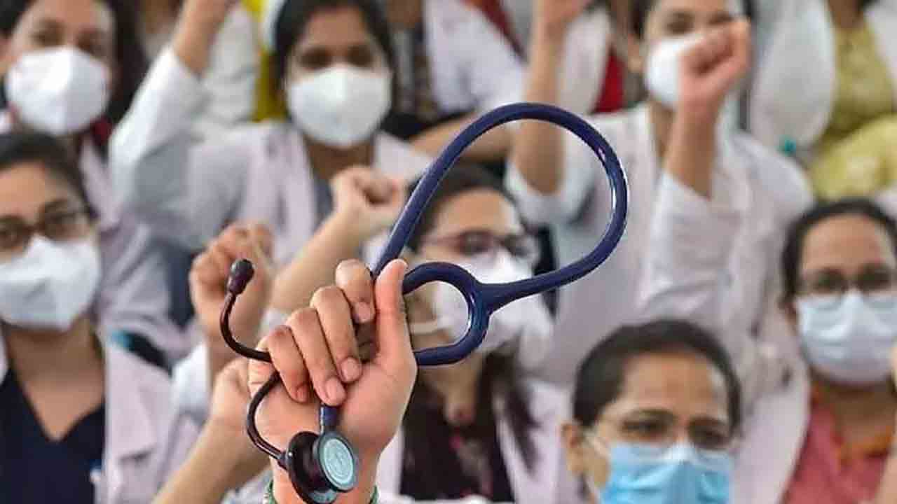 కాంట్రాక్టు వైద్యులకు 7 నెలలుగా జీతాల్లేవ్‌!