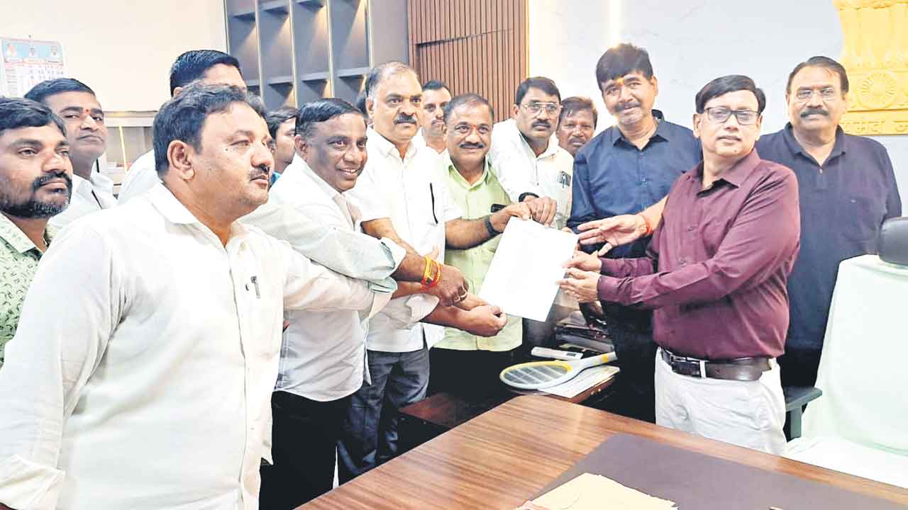 కాంగ్రెస్‌ పై కాంట్రాక్టర్ల కన్నెర్ర