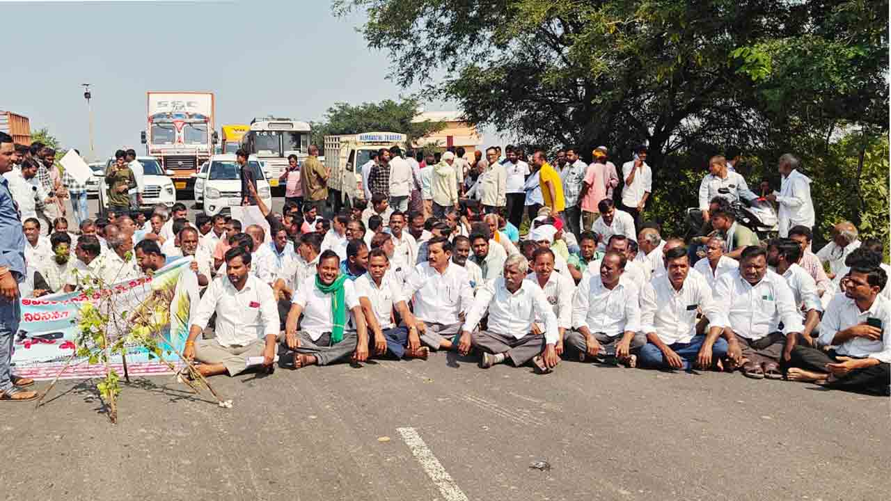 Cotton Farmers Protest | జాతీయ రహదారిపై పత్తి రైతుల ఆందోళన.. ట్రాఫిక్‌కు తీవ్ర అంతరాయం