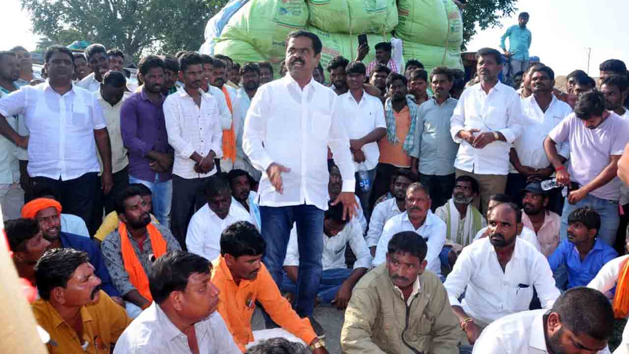 Dharna | పత్తి కొనుగోళ్లను ప్రారంభించాలని మాజీ ఎమ్మెల్యే ఆధ్వర్యంలో ధర్నా