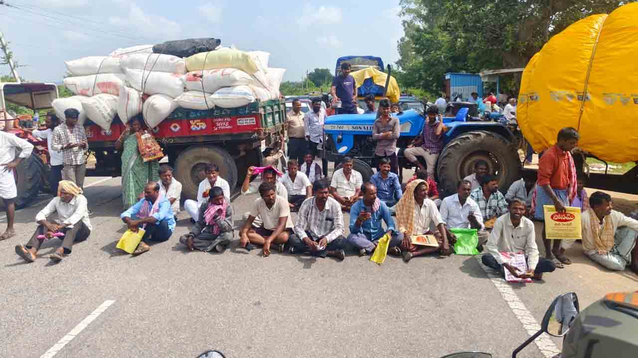 Cotton Farmers Protest | రాత్రికి రాత్రే సీసీఐ నిబంధనలు మార్పు.. ఆగ్రహించిన పత్తి రైతులు