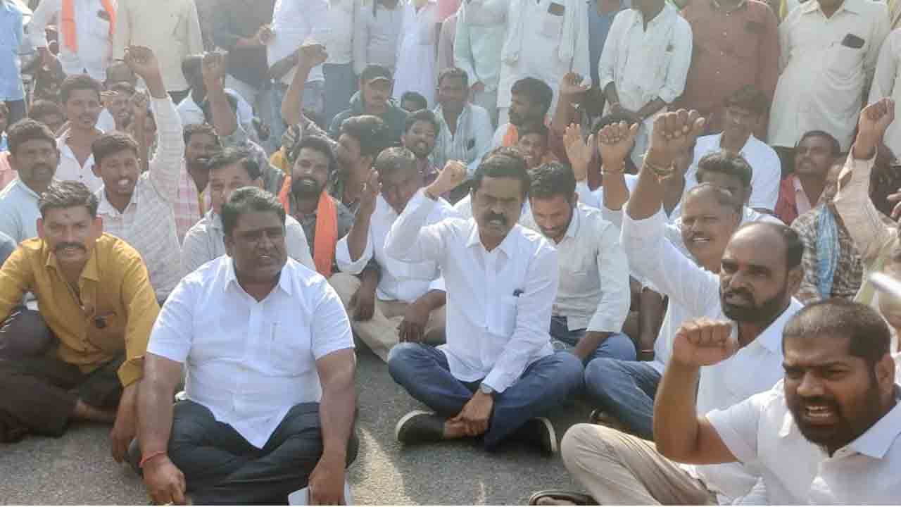 Cotton Procurement | పత్తి కొనుగోళ్లను ప్రారంభించాలని మాజీ ఎమ్మెల్యే ఆధ్వర్యంలో ధర్నా