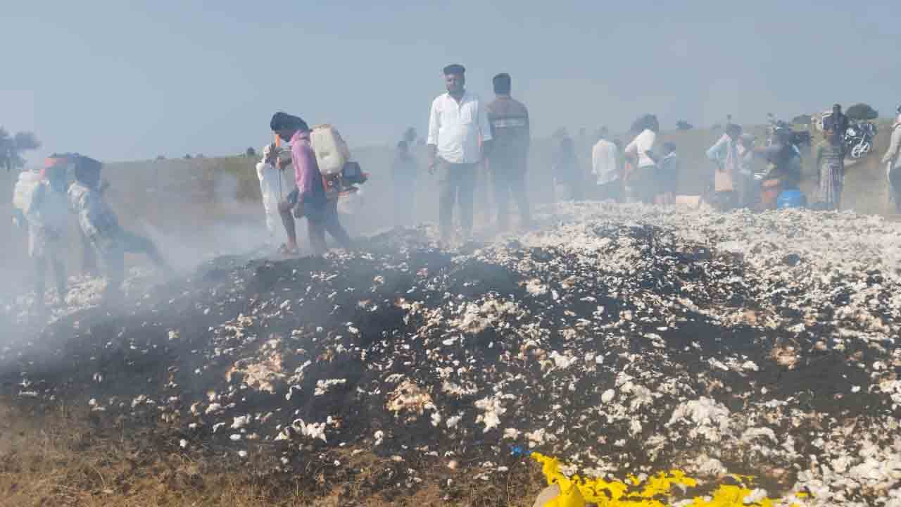 పత్తి కుప్పలకు నిప్పు