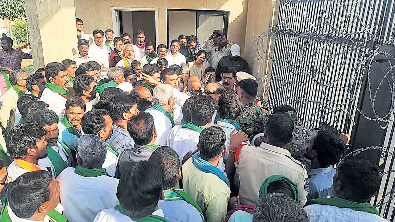 ప్రభుత్వాల తీరుపై పత్తి రైతు రణం