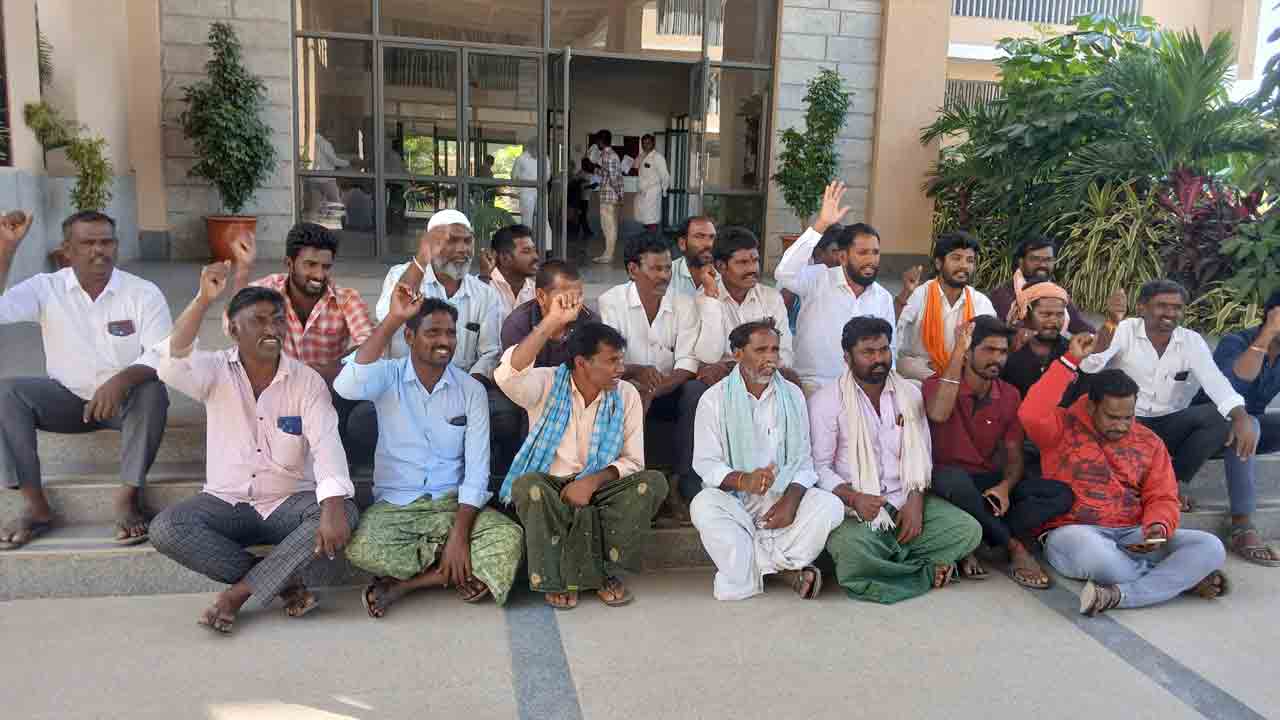 గద్వాల కలెక్టరేట్‌ వద్ద..