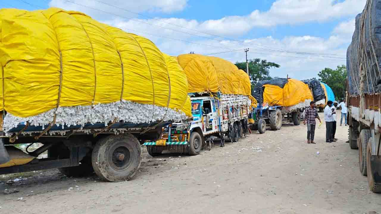 పత్తి కోసం పడిగాపులు