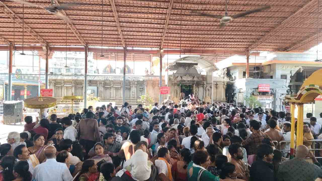 భద్రాద్రి ఆలయంలో భక్తుల కిటకిట