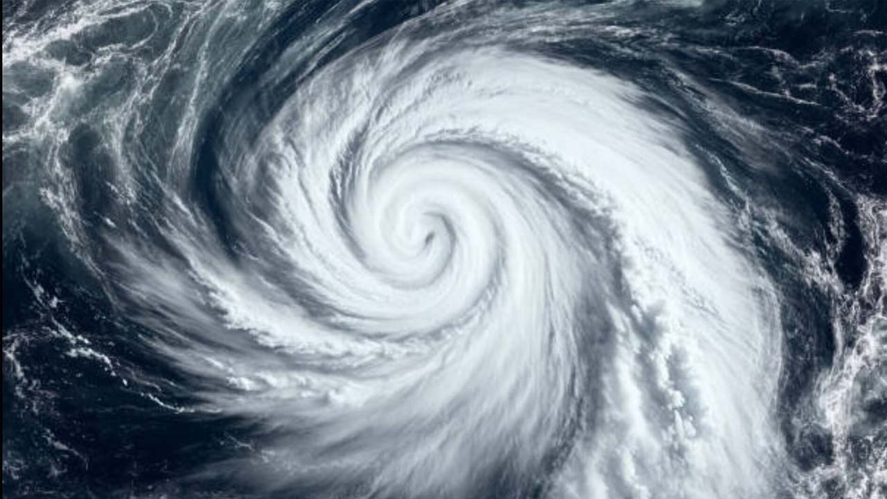 Cyclone Senyar | రెండు రాష్ట్రాలకు తుపాను ముప్పు.. భారీ వర్షాలు కురిసే అవకాశం..!