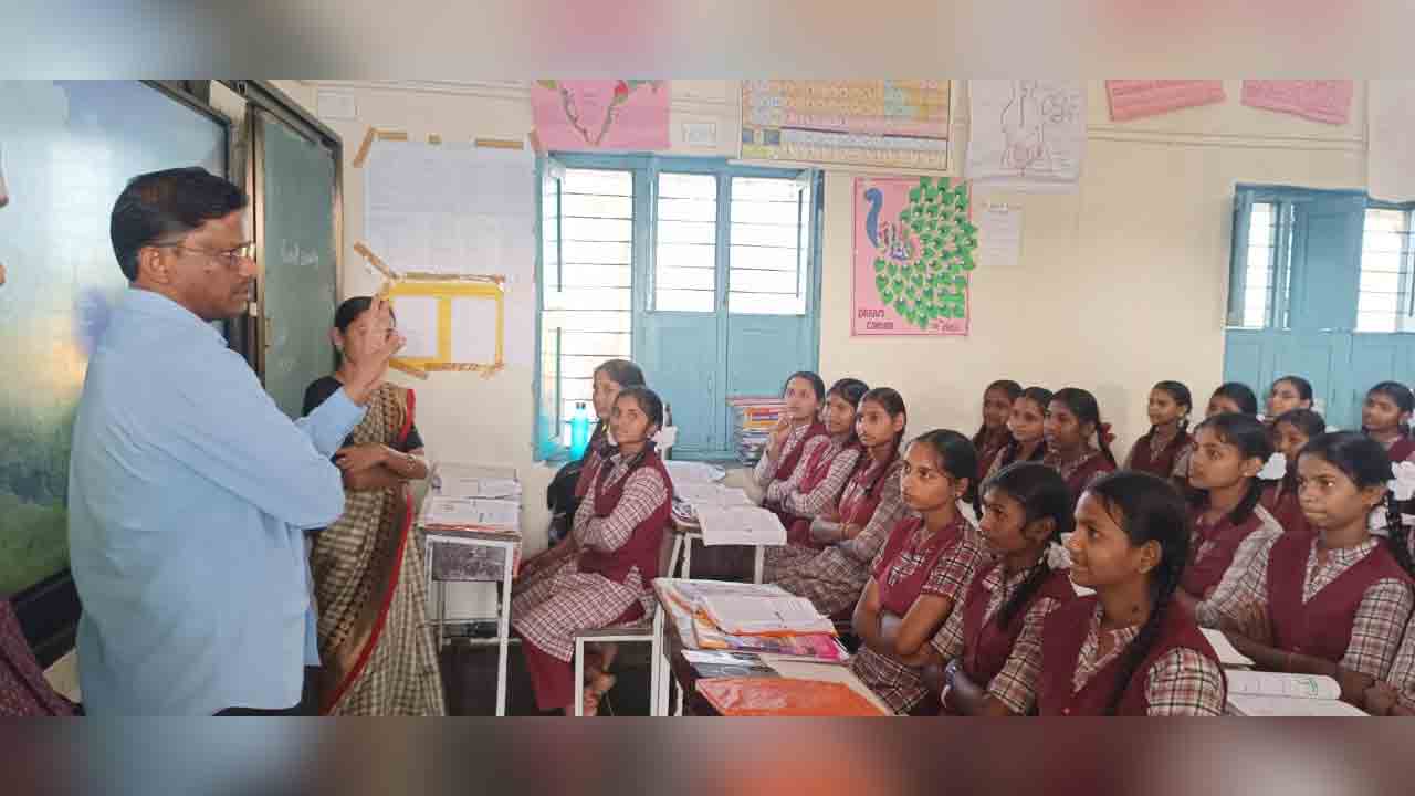 DEO Bhojanna | లక్ష్యాలను సాధించడానికి విద్యార్థులు నిరంతరం కష్టపడాలి : డీఈవో భోజన్న