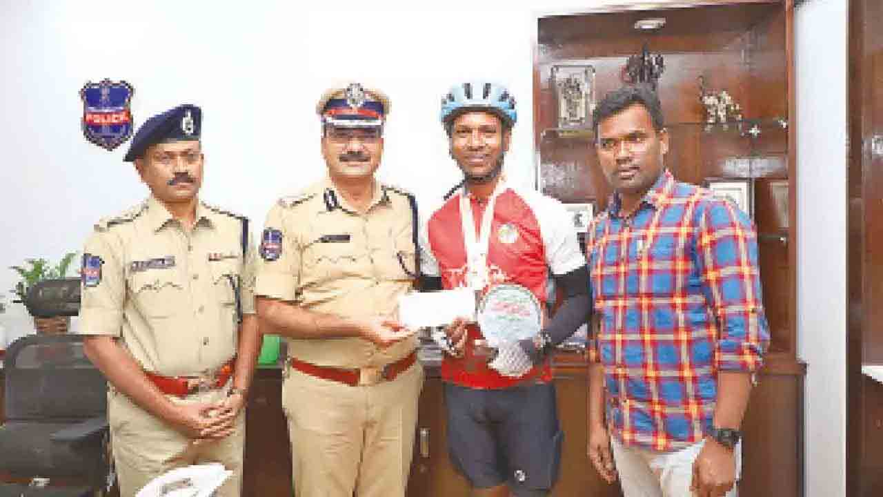 4,250 కి.మీల సైక్లింగ్‌ పూర్తి.. ములుగు డీఎఫ్‌వోకు ఫైర్‌ డీజీ అభినందన