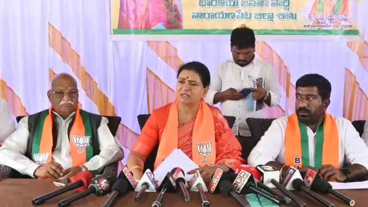 MP DK Aruna | సర్పంచ్ ఎన్నికల కోసమే మహిళలకు ముతక చీరలు : కాంగ్రెస్‌పై ఎంపీ డీకే అరుణ మండిపాటు