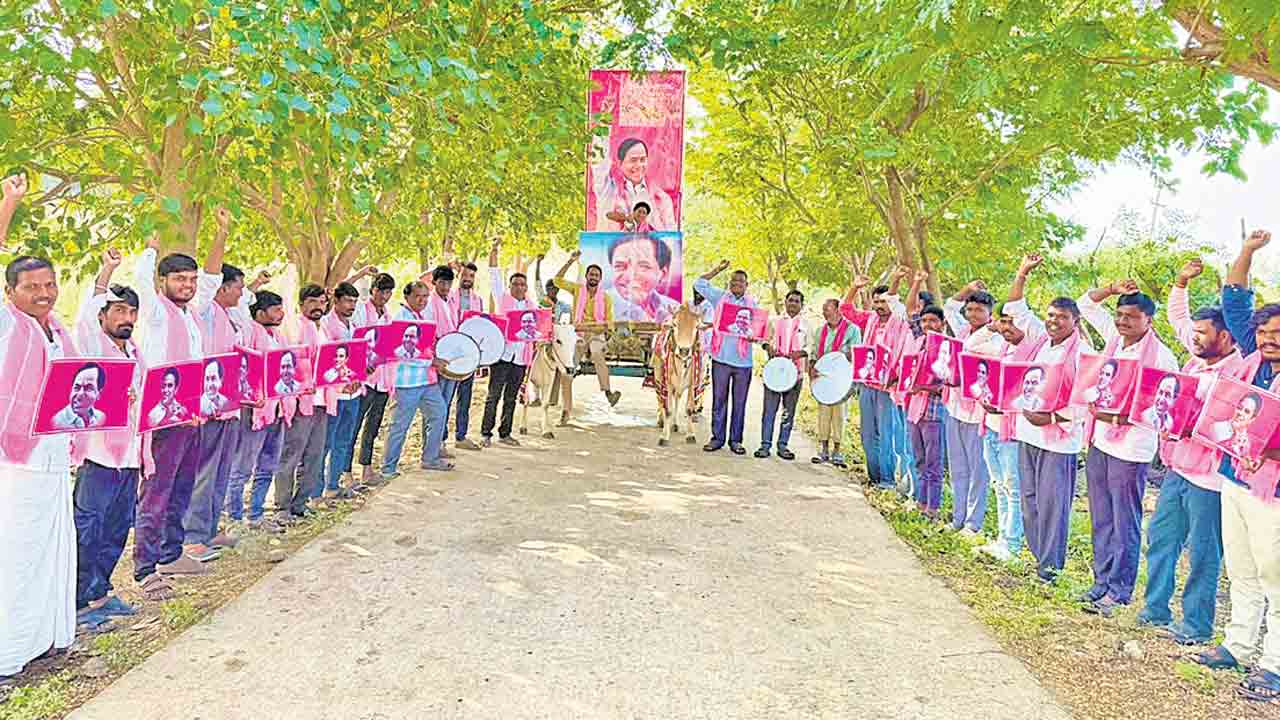 ముక్రా(కే)లో దీక్షా దివస్‌ వేడుకలు.. కేసీఆర్‌ ఫ్లెక్సీకి క్షీరాభిషేకం