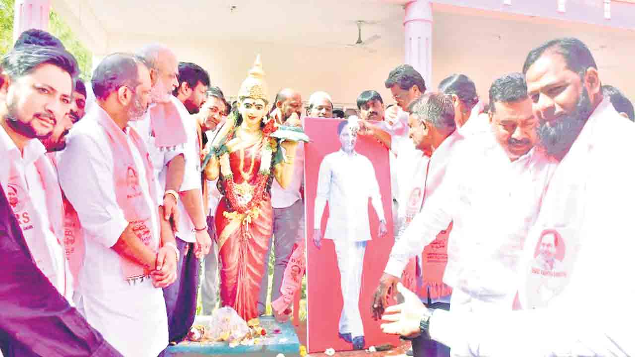 కేసీఆర్‌ త్యాగ ఫలితమే.. సబ్బండ వర్గాలను ఏకం చేసిన నాటి దీక్ష