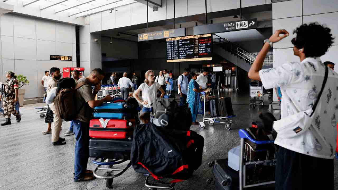 Delhi Airport | ఢిల్లీ ఏటీసీలో సాంకేతిక సమస్య.. 100కుపైగా విమానాలు ఆలస్యం