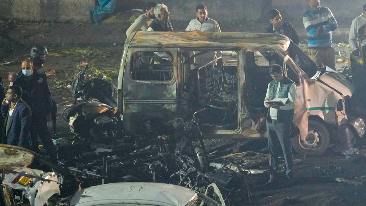 Delhi Blast Case | ఢిల్లీ బ్లాస్‌ కేసు విచారణను వేగవంతం చేసిన ఈడీ.. సర్జన్‌తో పాటు ఎంబీబీఎస్‌ స్టూడెంట్‌ అరెస్ట్‌..!