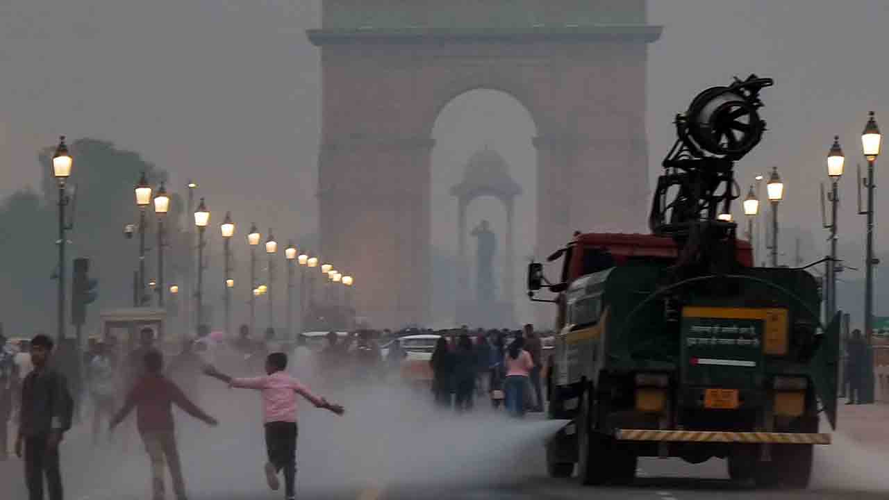 Delhi Pollution | ఢిల్లీలో డేంజర్‌బెల్స్‌ మోగిస్తోన్న వాయు కాలుష్యం.. ఆంక్షలు అమల్లోకి