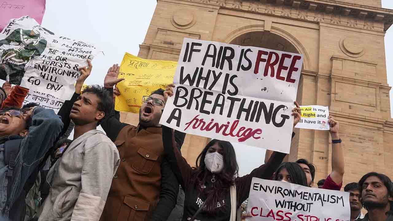 Delhi Pollution | ఢిల్లీ పోలీసులపై పెప్పర్‌ స్ప్రే.. 22 మంది అరెస్ట్‌