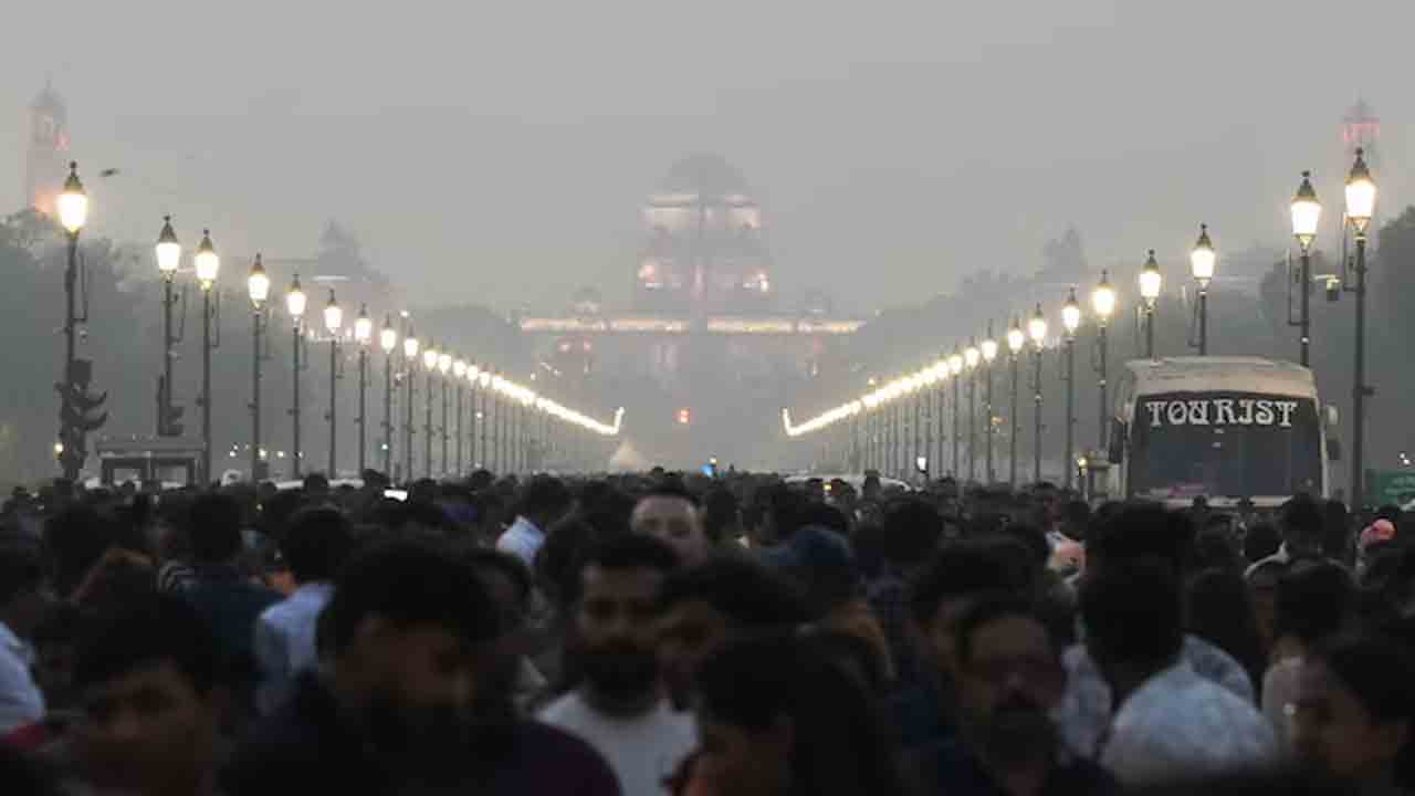 Air Pollution | ఢిల్లీలో అత్యంత దారుణంగా పడిపోయిన గాలి నాణ్యత.. నగరాన్ని కప్పేసిన పొగమంచు