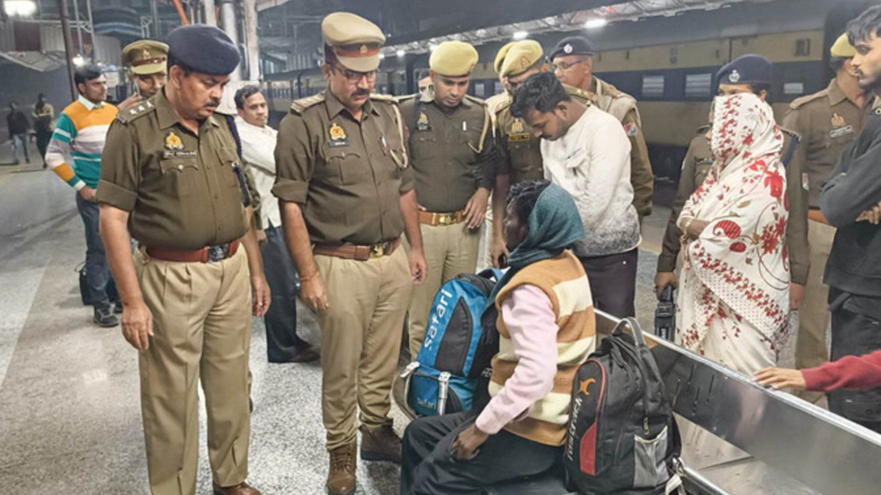 Delhi Blast | బ్లాస్ట్‌తో ఢిల్లీలో భద్రత కట్టుదిట్టం.. ఎయిర్‌పోర్ట్‌, రైల్వేస్టేషన్లు, బస్‌స్టేషన్లపై నిఘా..!