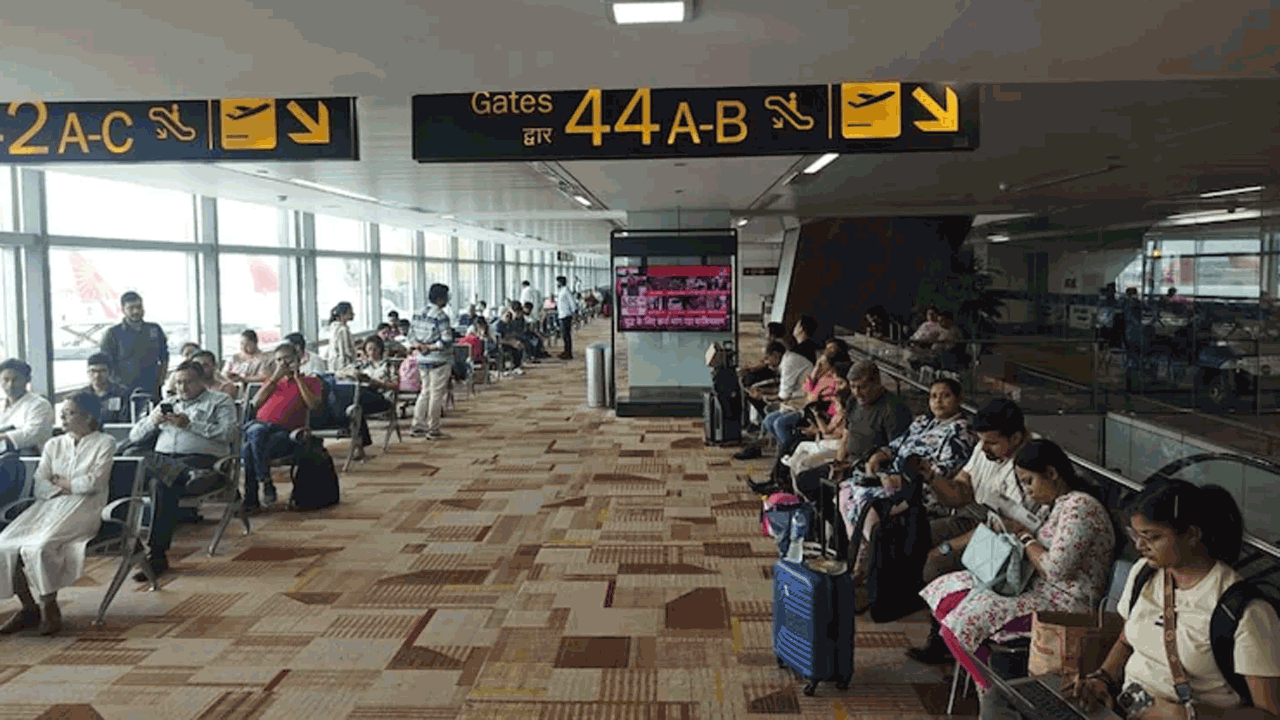 Delhi Airport | 36 గంట‌ల త‌ర్వాత‌.. ఢిల్లీ ఎయిర్‌పోర్ట్‌లో సాధార‌ణ స్థితికి విమాన కార్య‌క‌లాపాలు