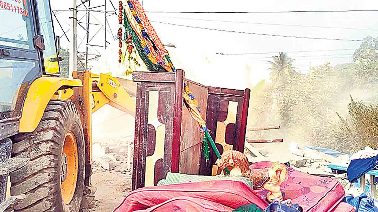 నిరుపేదల ఇళ్లపై బుల్డోజర్‌
