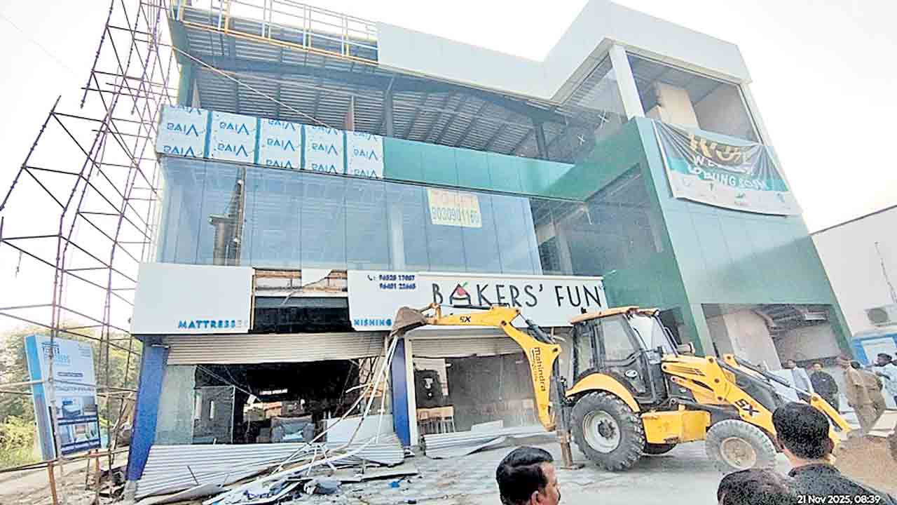 నోటీసులు ఇవ్వకుండా కూల్చివేస్తారా..