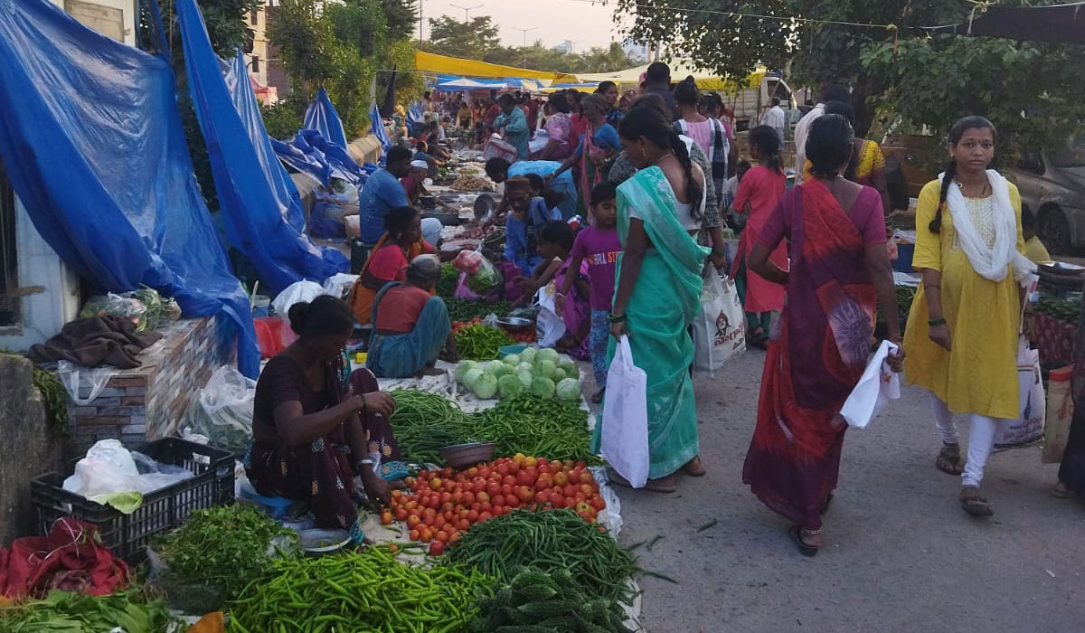 Dharmapuri | ఆధునిక వ్యాపారం వద్దు.. రోడ్లపైనే ముద్దు..!