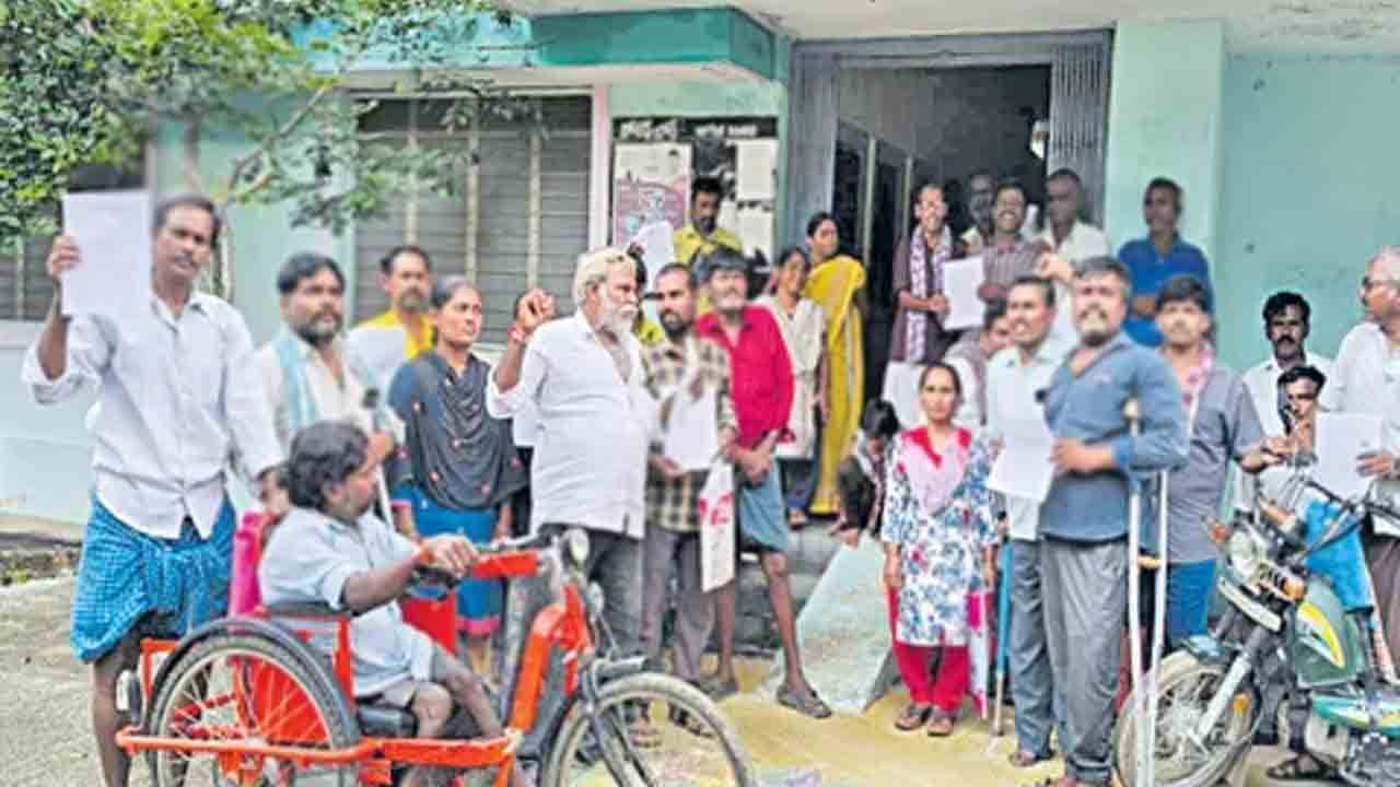 ఉపకరణాల పంపిణీ ఇంకెప్పుడో?