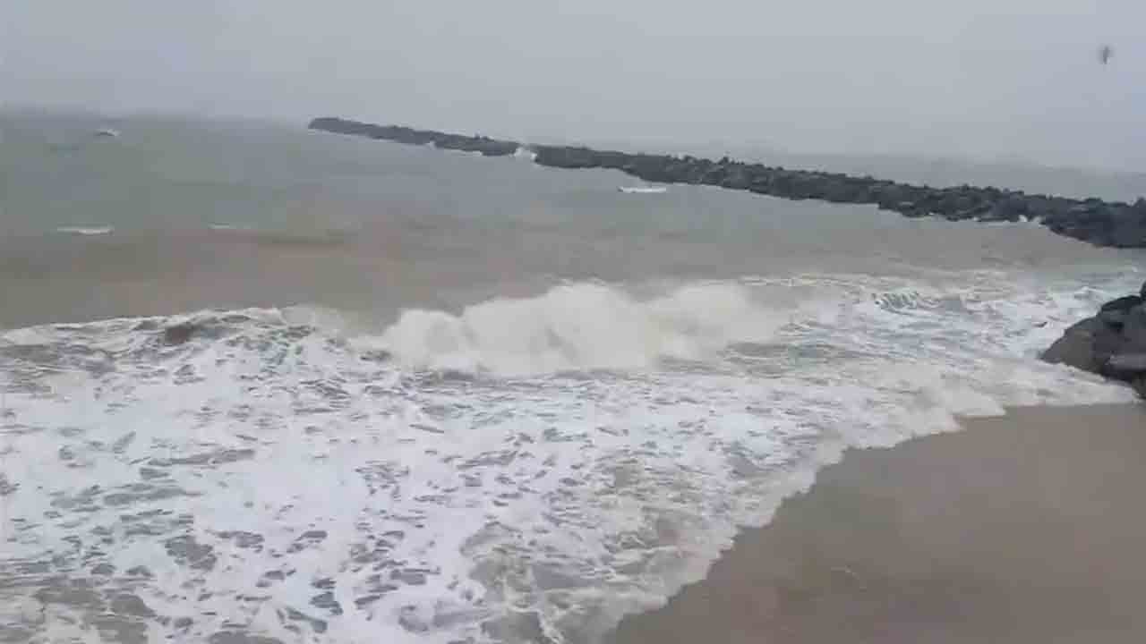 Ditwa cyclone | దిత్వా తుఫాను ఎఫెక్ట్‌.. అల్లకల్లోలంగా సముద్రం.. Video