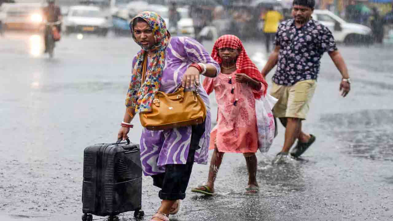 Cyclone Ditwah | శ్రీలంకను ఉక్కిరిబిక్కిరి చేసిన దిత్వా.. 123 మంది దుర్మరణం