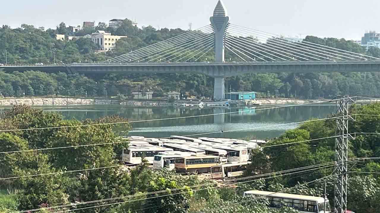 Durgam Lake | దుర్గం చెరువులో అక్రమ పార్కింగ్ .. పేదలకో నీతి.. పెద్దలకో నీతా?.. హైడ్రా అధికారులపై అనుమానాలు