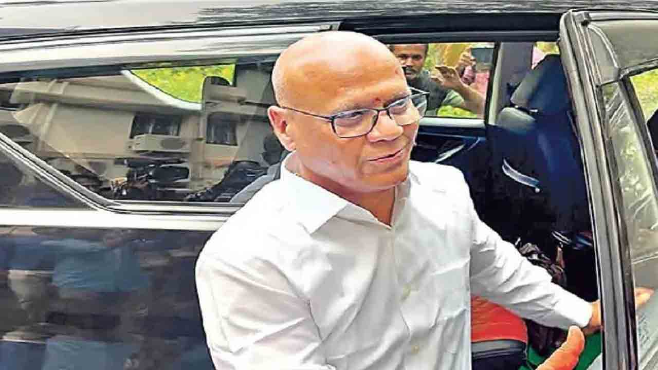 Parakamani Theft Case | పరకామణి కేసులో సీఐడీ ఎదుట హాజరైన మాజీ అదనపు ఈవో ధర్మారెడ్డి