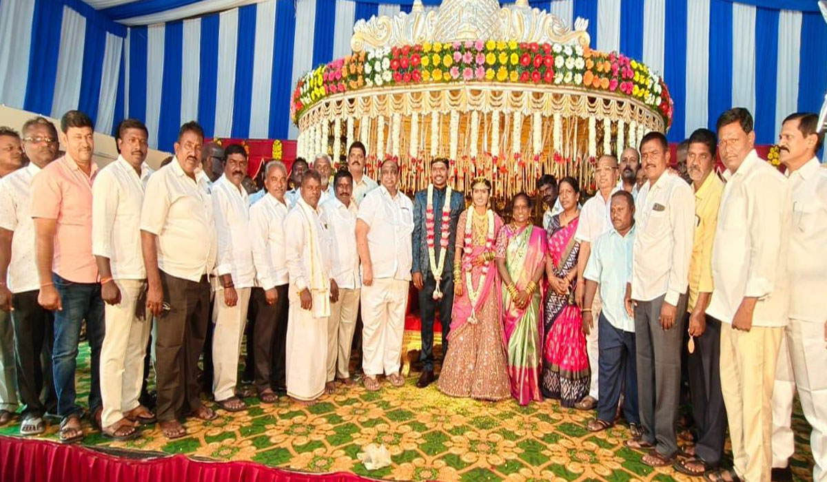 Former MLA Satish Kumar | చిగురుమామిడి మాజీ జెడ్పీటీసీ స్వామి కుమారుడి వివాహ వేడుకకు హాజరైన మాజీ ఎమ్మెల్యే సతీష్‌కుమార్‌