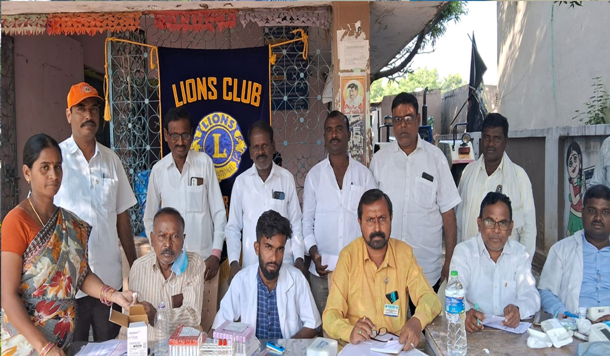 Free medical camp | ఎల్బాకలో ఊట్ల దేవయ్య ఆధ్వర్యంలో ఉచిత వైద్య శిబిరం