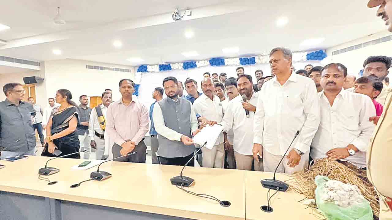 ఎకరాకు 25 వేల పరిహారం ఇవ్వాలి.. మాజీ మంత్రి ఎర్రబెల్లి దయాకర్‌రావు డిమాండ్‌