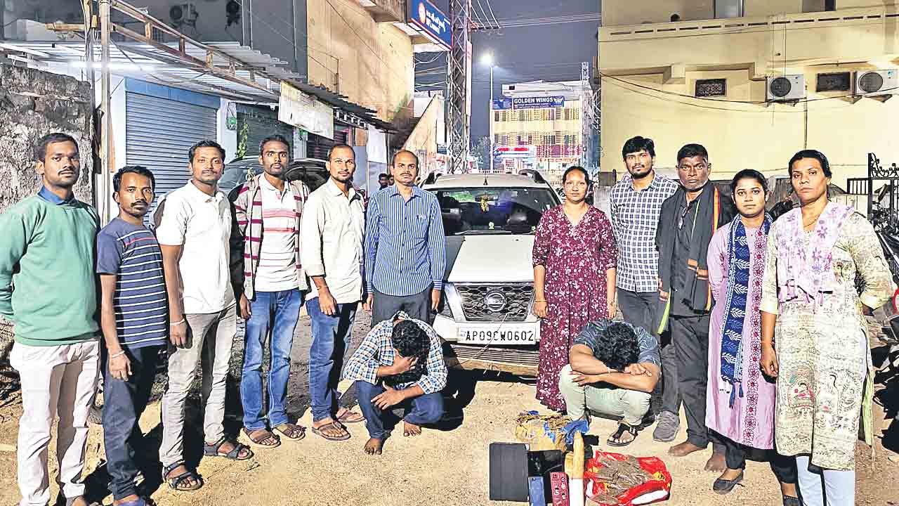 పోలీసులపై గంజాయి వ్యాపారుల దాడి