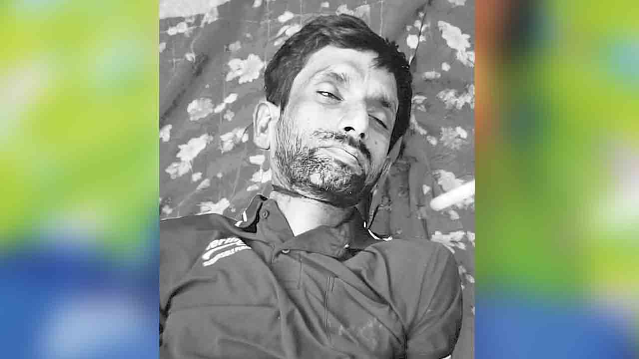 పత్తి పూర్తిగా దెబ్బతిన్నదని.. రైతు ఆత్మహత్య