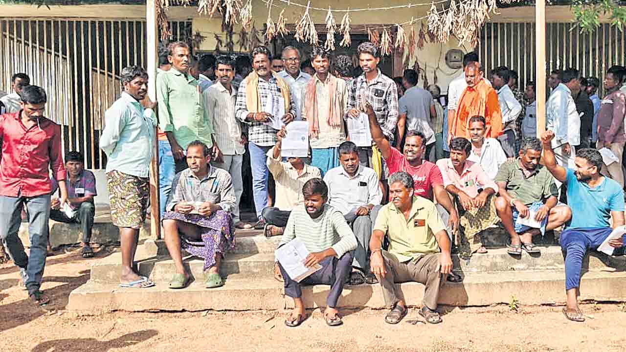 అధిక ధరకు యూరియా విక్రయంపై రైతుల ఆగ్రహం.. మహబూబాబాద్‌ జిల్లా జయపురంలో ఆందోళన