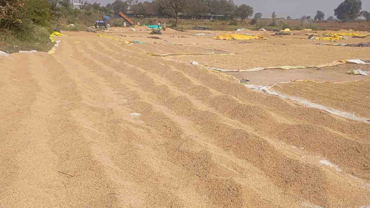 Farmers | కొనుగోలు కేంద్రాల్లో వసతులు కరువు.. రైతులకు తప్పని తిప్పలు