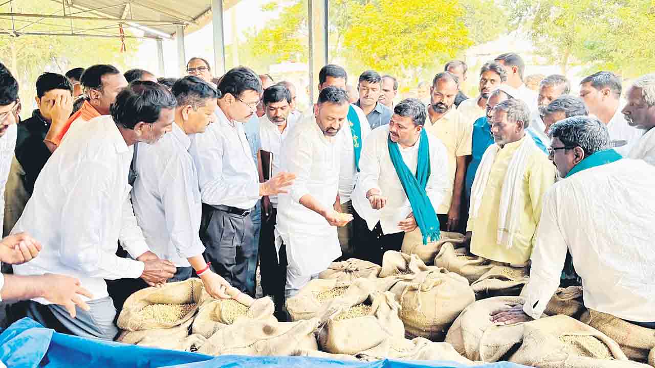 సోయా కొనుగోలు కేంద్రాన్ని సందర్శించిన అధికారులు