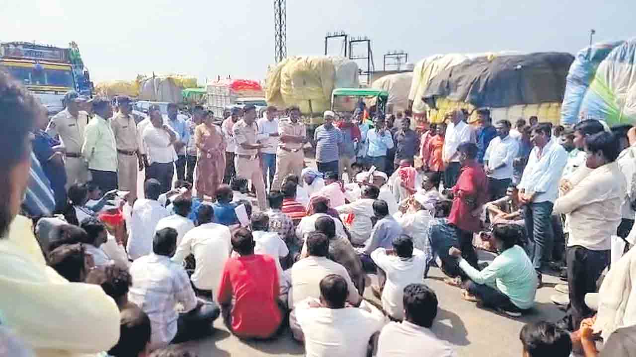 పత్తి రైతు కన్నెర్ర.. తేమ పేరిట కొనుగోళ్లు చేపట్టకపోవడంతో ఆగ్రహం