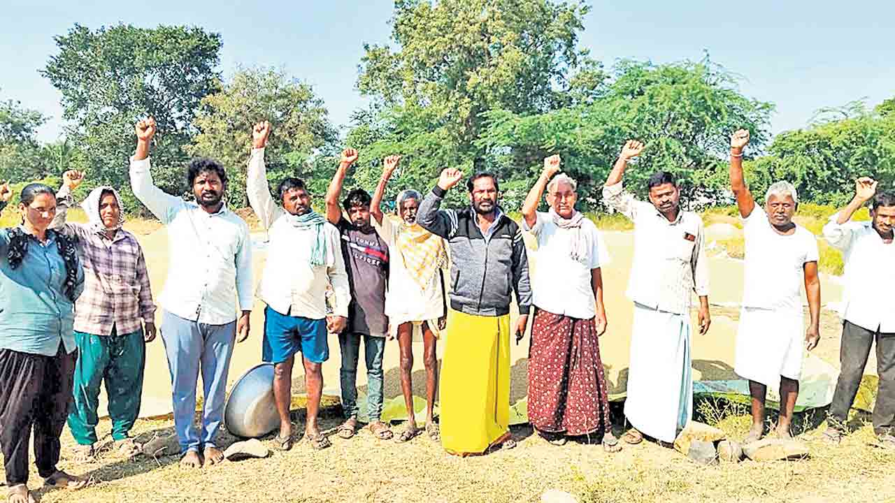 రంగు మారిందని కొనుగోళ్లు నిలిపివేత.. నిరసనకు దిగిన రైతులు