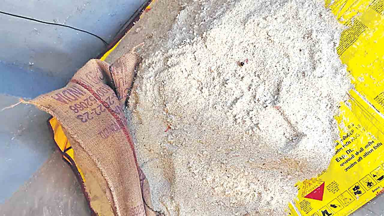 సన్న బియ్యం పేరుతో లబ్ధిదారులకు సున్నం..!