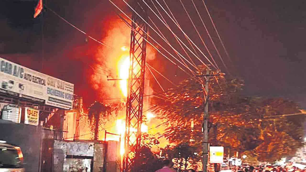 ఫ్లైవుడ్‌, హార్డ్‌వేర్‌ ఫర్నిచర్‌ దుకాణంలో అగ్ని ప్రమాదం