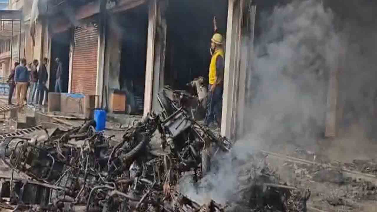 Fire accident | ఎలక్ట్రిక్‌ వాహనాల షోరూమ్‌లో అగ్ని ప్రమాదం.. కాలిబూడిదైన బైకులు